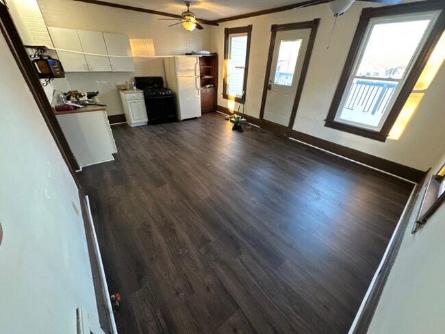 Building Photo - 102 S Main St