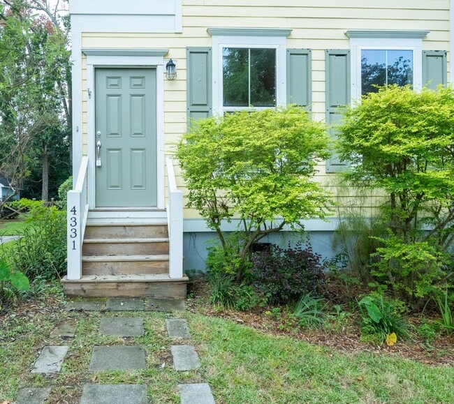 Building Photo - Stylish Park-Circle Home with Modern Upgra...