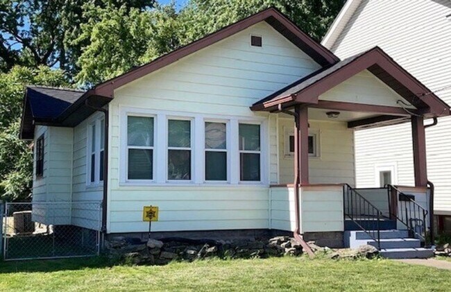 Building Photo - Spacious 2 Bedroom 1 bath house located in...