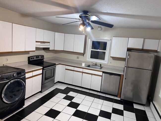 Building Photo - 61 School St