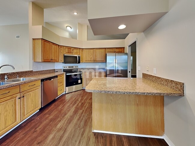 Building Photo - 3334 Lakeview Cir