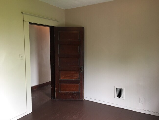 Foto del edificio - 3 Bed 1 Bathroom Available in Springfield +