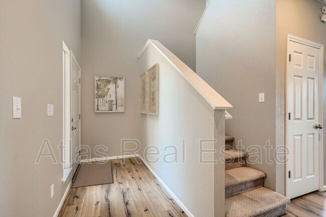 Building Photo - 4043-4085 Meadowview Ct
