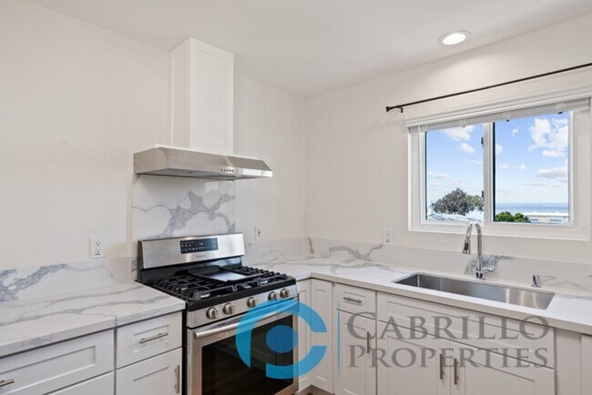 Building Photo - Gorgeously Renovated 2bd/2ba with Amazing View and PRIVATE 2 CAR GARAGE