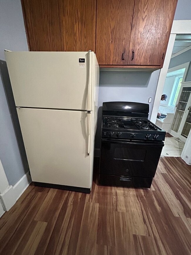 Building Photo - Large 2 Bedroom 1 Bath Apartment