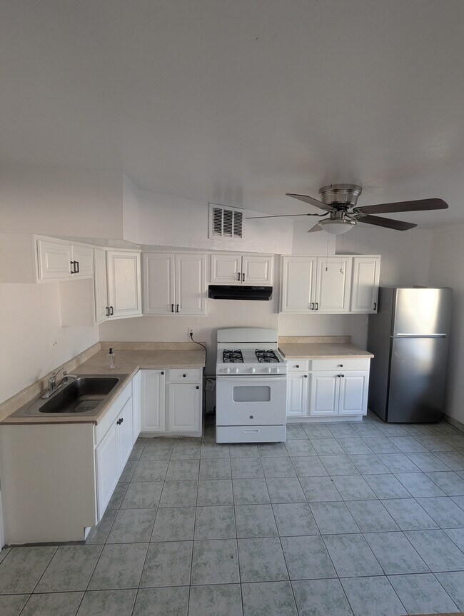 Cocina - 2201 N 22nd St