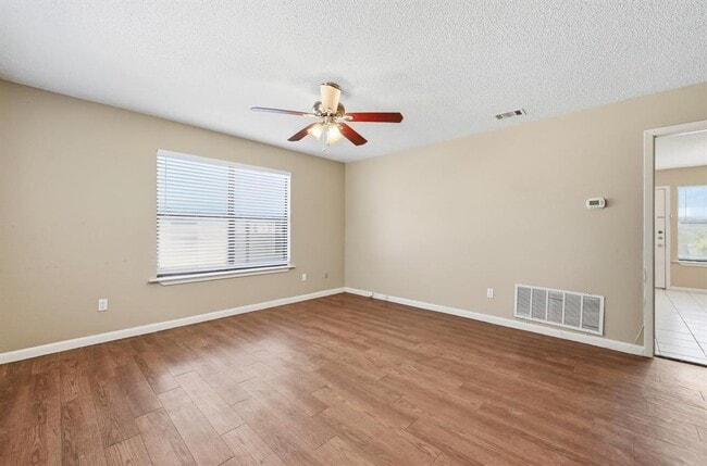 Foto del edificio - 8011 Lazy Ln