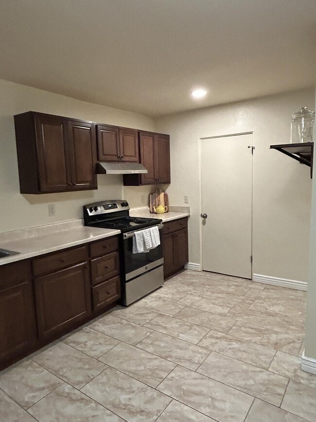 Building Photo - 902 S Fremont Ave