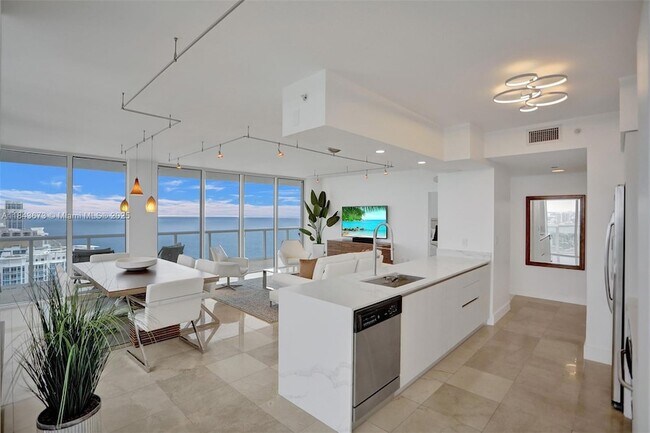 Foto del edificio - 6365 Collins Ave