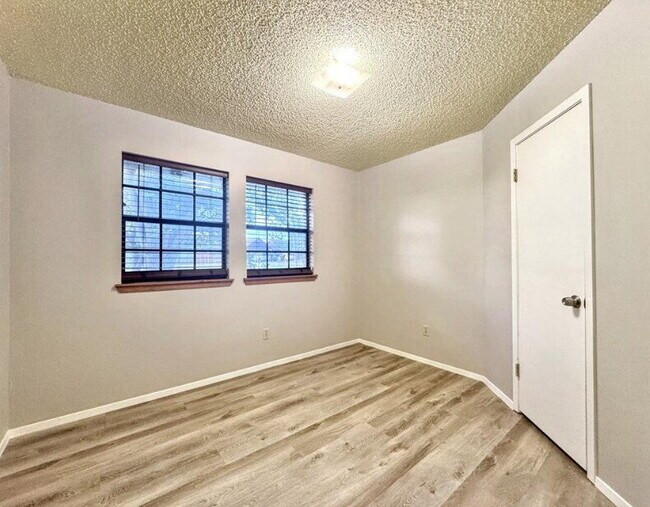 Foto del edificio - 501 Ridge Dr