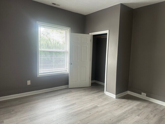 Foto del edificio - 654 Elm Tree Ln