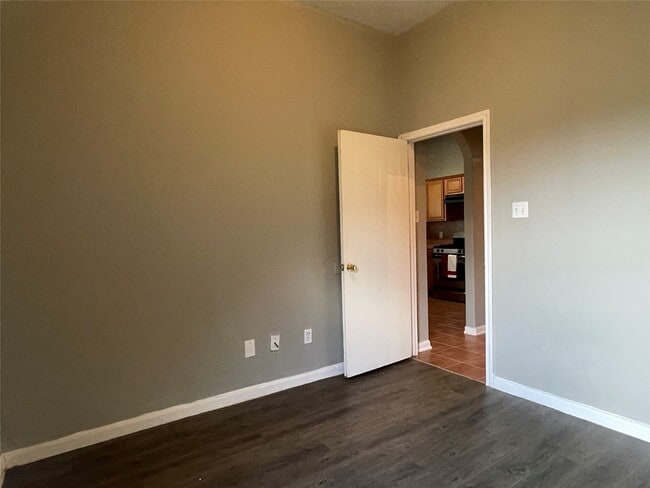 Foto del edificio - 811 Forest Hillside Ln