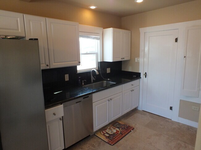 413 Kitchen - 413 S 8th St