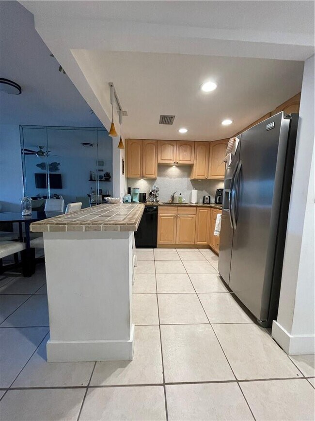 Foto del edificio - 255 S Cypress Rd