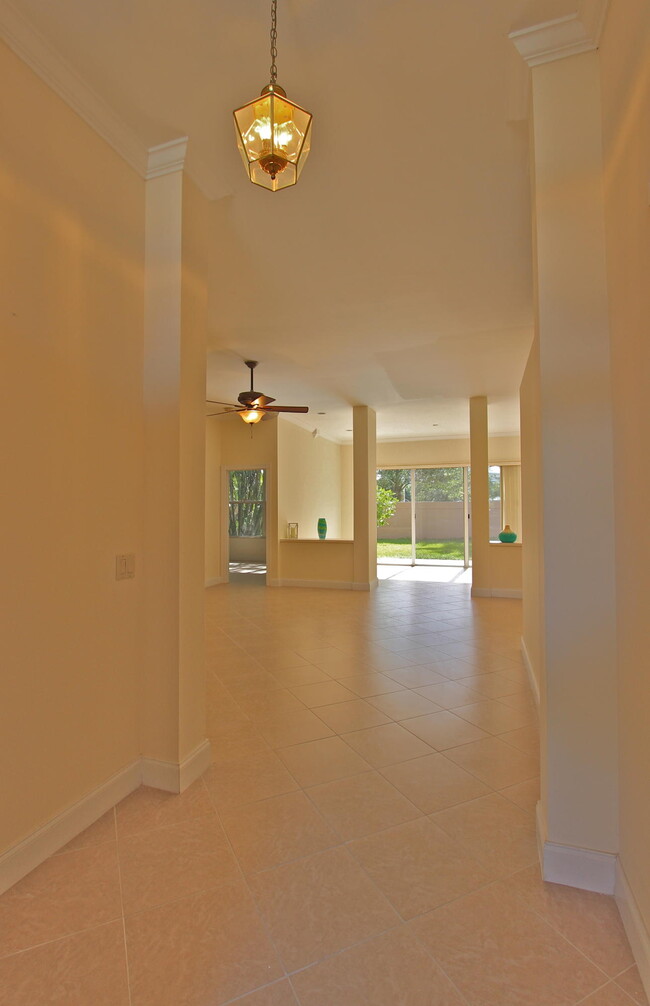 Building Photo - 200 S Hampton Dr