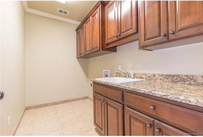 Building Photo - 306 Camelback Dr