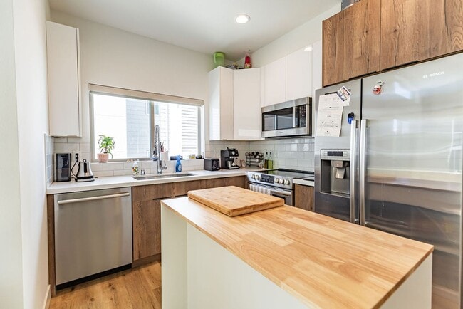 Building Photo - Ballard Townhouse