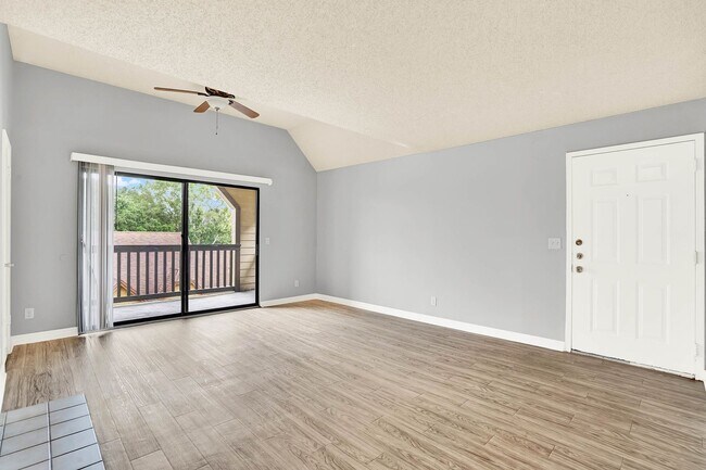 Foto del edificio - 1/1 Condo in Gated Lakefront Community of Altamonte Springs!