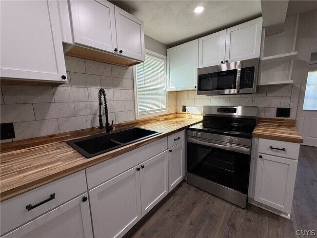 Foto del edificio - 8261 Oswego Rd