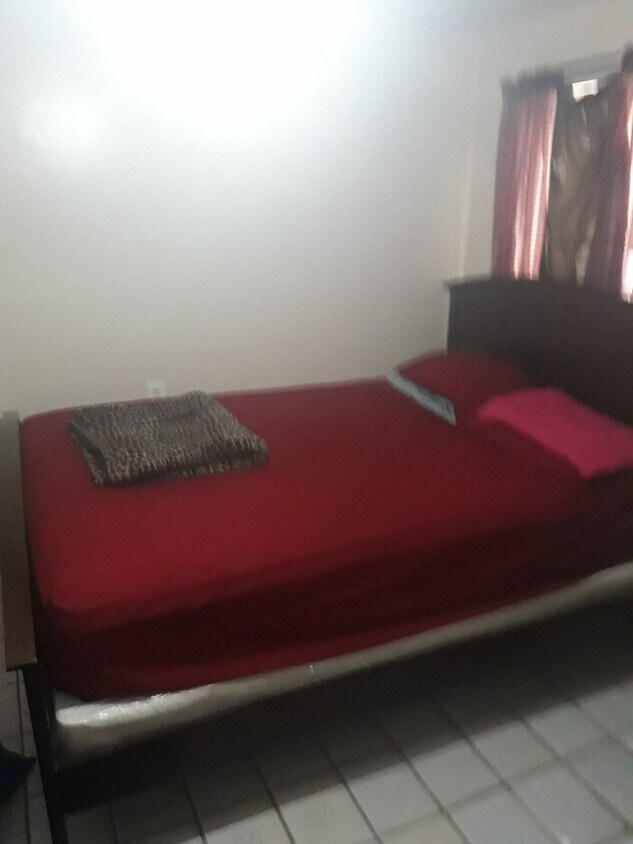 Foto principal - Modernized 3 Bedroom, Shared Yard, Lots of...