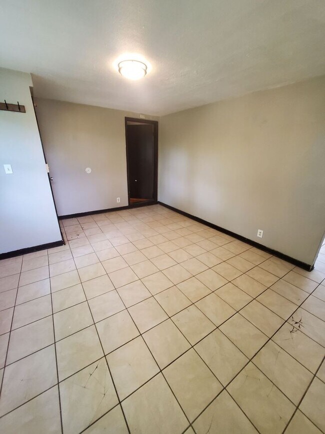 Foto del edificio - 6708-6712 W Villard Ave. (3 unit)