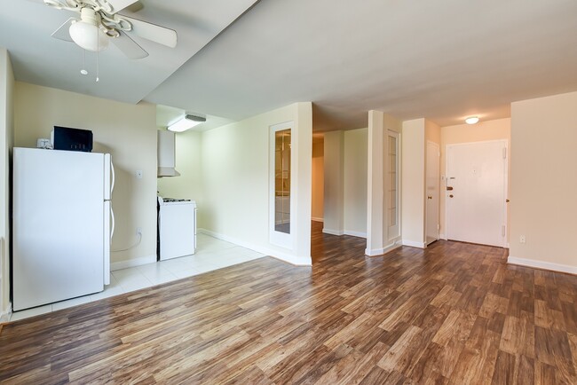 Building Photo - Spacious & Bright Junior One Bedroom at Ri...