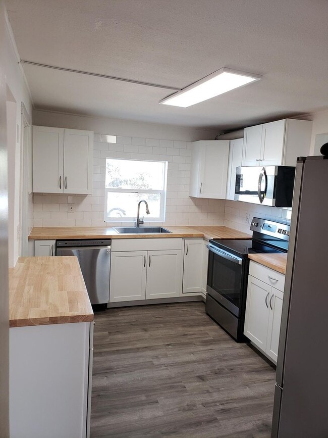 Building Photo - CUTE CHARMING 2 BED 1 BATH HOUSE
