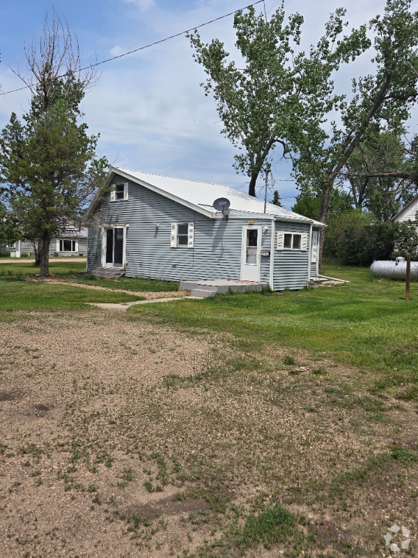 Building Photo - 402 1st St N