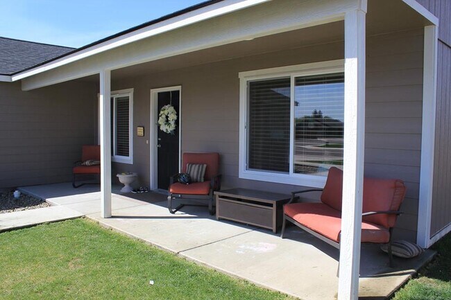 Relájate en tu porche delantero - 2803 Susie Ct