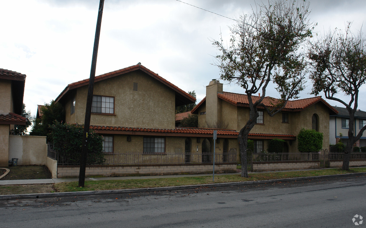 Building Photo - 3932-3946 Howard Ave