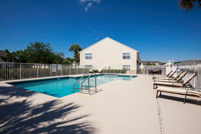 Building Photo - Cove at St Lucie