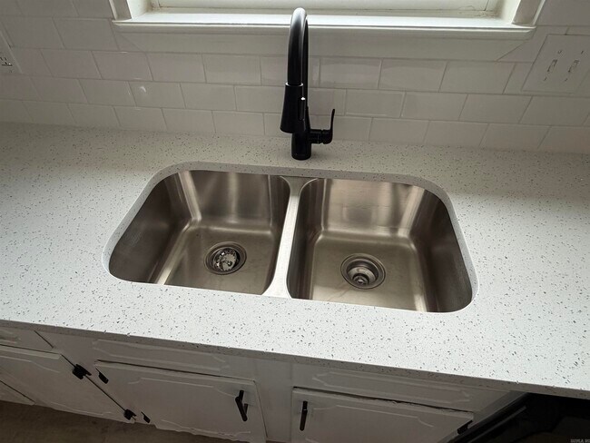 Foto del edificio - 10911 Vernon Dr