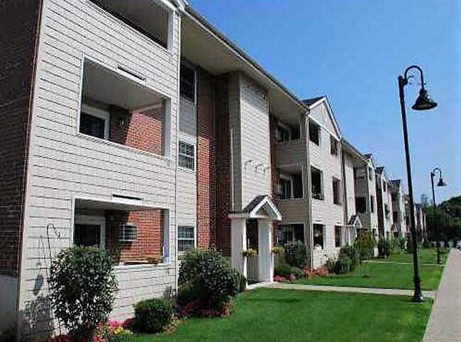 Foto del edificio - 673 Metacom Ave