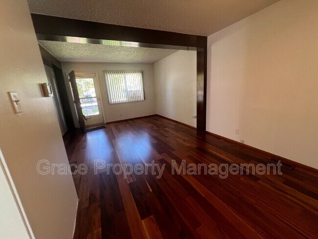 Foto del edificio - 8910 Hoyt Dr