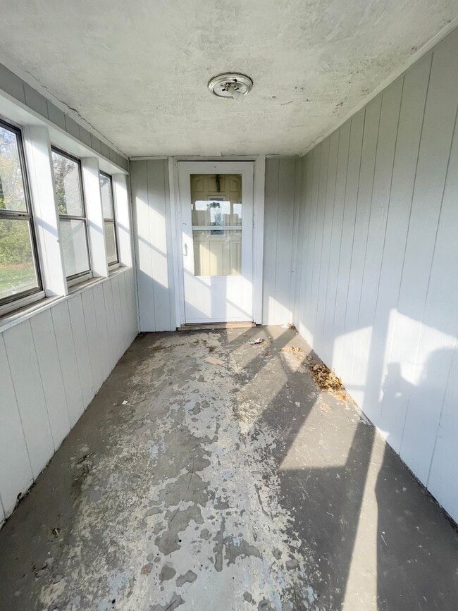 Building Photo - Downtown Home with fence and nice updates and clawfoot tub