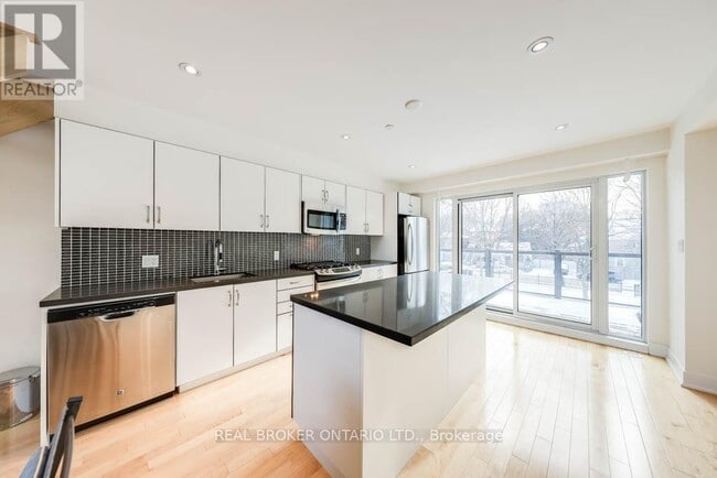 Photo du bâtiment - 987 Dundas St E