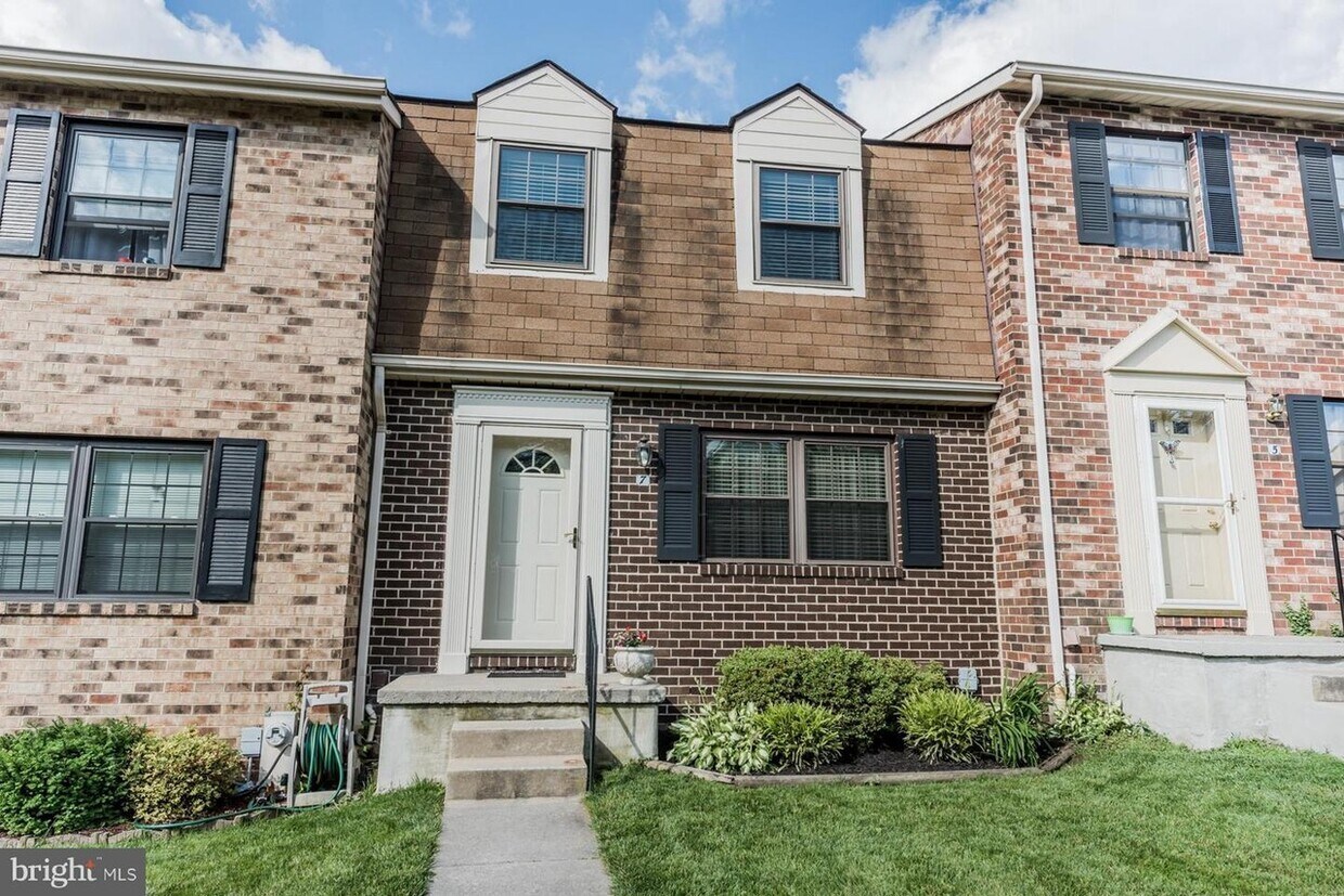Foto principal - 7 Whalen Park Ct