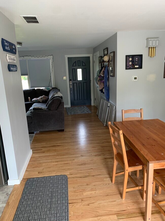 Entry/dining - 720 N 21st St