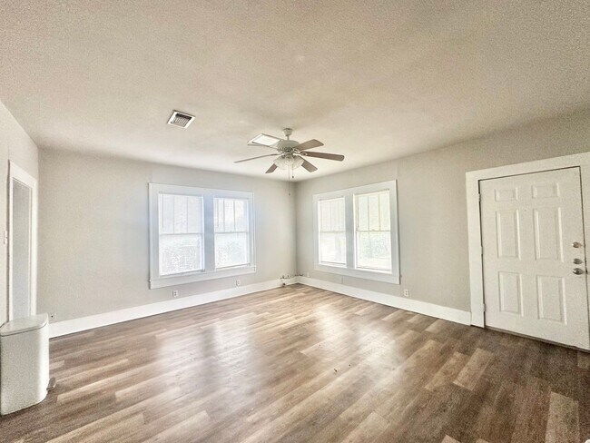 Foto del edificio - 2613 N Elm St