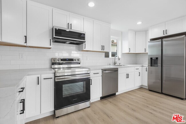 Foto del edificio - 1613 W 209th St