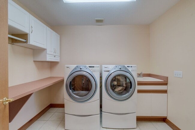 Building Photo - 4 bed 2 full bath 2 half bath home in Lamb...