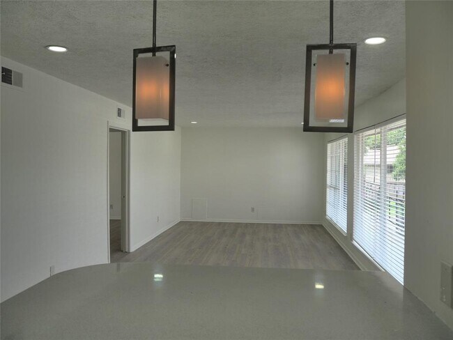 Building Photo - 4910 Saxon Dr
