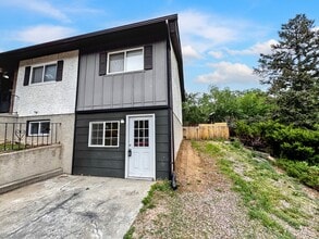 Building Photo - 806 Paradise Ln