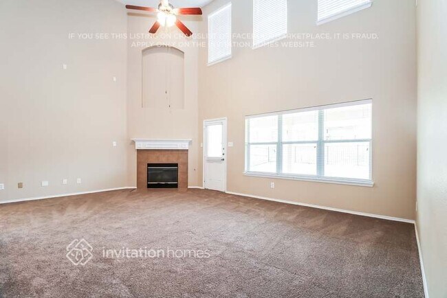 Foto del edificio - 15713 Landing Creek Ln