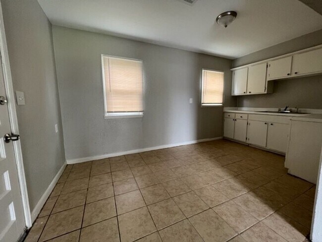 Foto del edificio - 824 NW 34th- AVAILABLE NOW!