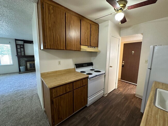 Building Photo - Adorable 2 bedroom 1 bath condo- in Reno