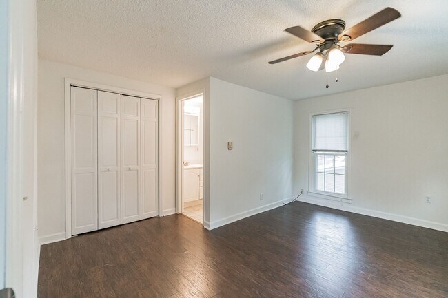 Photo - 1710 Lomond St Apartment