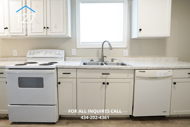 Foto del edificio - Comfortable 3BR Lynchburg Duplex with Easy Access to City Amenities