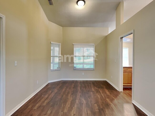 Foto del edificio - 3334 Lakeview Cir