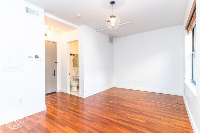 Building Photo - 180 Bainbridge St